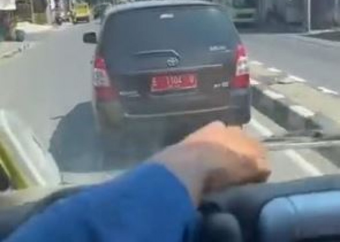 Viral, Mobil Dinas Halangi Damkar