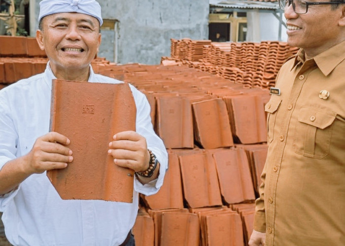 Sekda Jabar dan Majalengka Tinjau Pengrajin Genteng Jatiwangi, Program Gentengisasi Dongkrak UMKM
