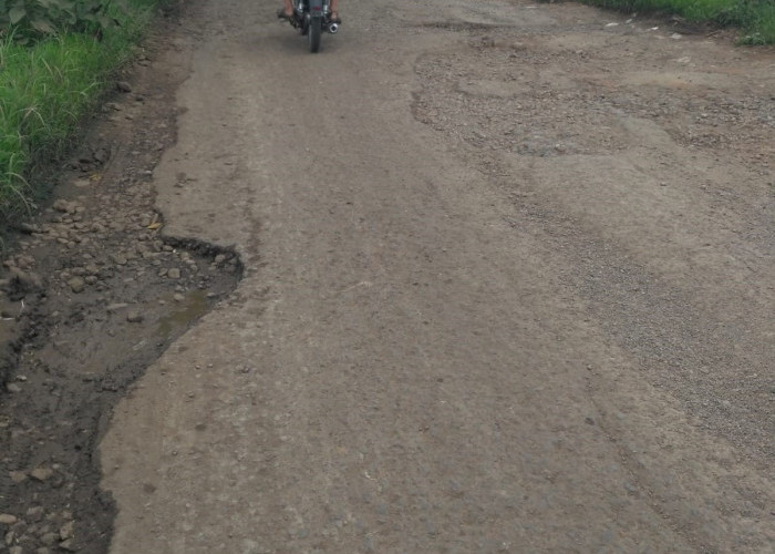 DUH SEDIH! Jalan Tol Cisumdawu Jadi, Jalan di Kabupaten Majalengka Banyak yang Rusak, Contohnya di Sindangwasa