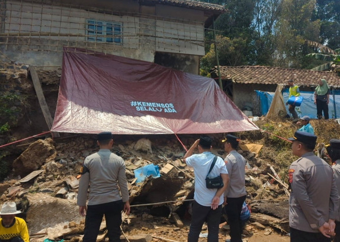 Tembok Penahan Tanah Longsor Timpa Rumah Warga di Banjaran Majalengka, Lansia Terluka