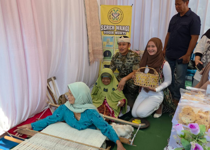Siapa Sangka! Dandim 0617/Majalengka Ngerumpi Bareng Pengrajin Tenun Gadod,Gaya Sederhananya Bikin Warga Kagum