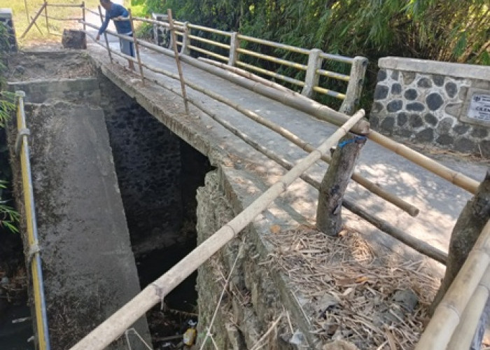 Hampir Tujuh Bulan Rusak, Jembatan Cilengke di Majalengka Belum Diperbaiki, Warga Khawatir Melintas