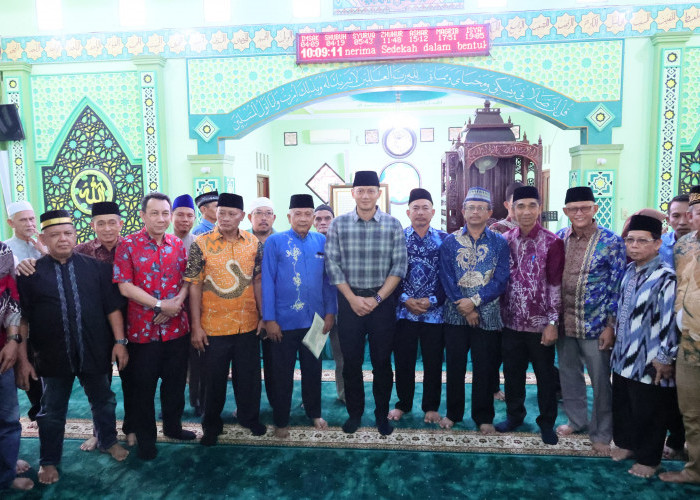 Terima Sertipikat Wakaf,Warga Tanjung Hulu, Pontianak Timur Tak Lagi Khawatir Kehilangan Masjid