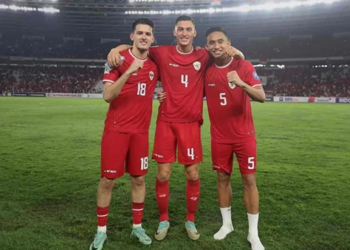 Freddy Muli Sindir Kluivert: “Formasi Tiga Bek Sudah Terbukti, Jangan Dipaksakan Dua Bek Tengah”