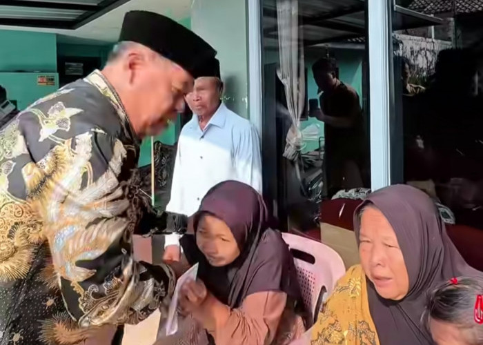 Bupati Majalengka Serahkan PKH kepada Anak Disabilitas di Desa Cicanir