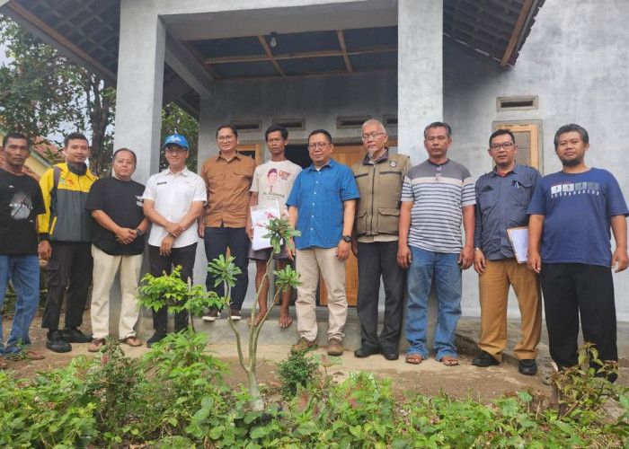 Warga Antusias Terima Bantuan Perbaikan Rutilahu