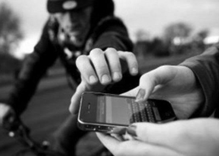 Pura-Pura Numpang Hotspot, Dua Pemuda Rampas HP Sambil Todongkan Sangkur