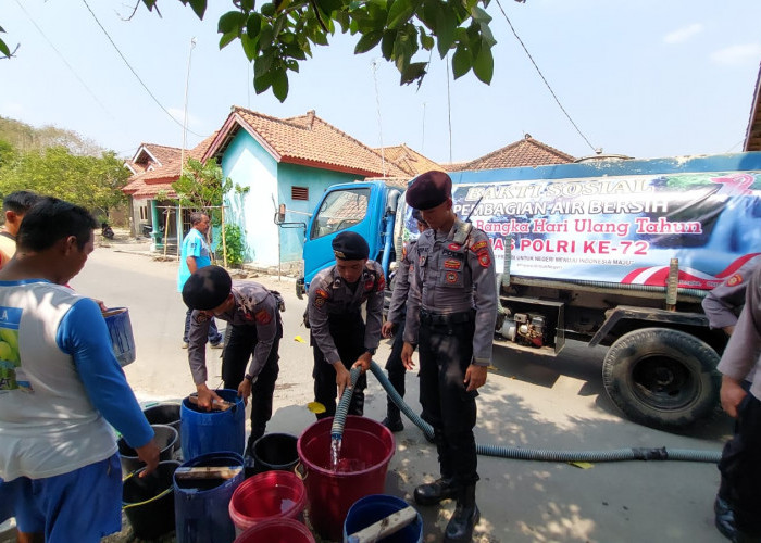 HUT Humas Polri ke-72, Polres Majalengka Berbagi Air Bersih di Desa Cipaku