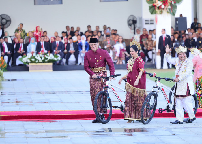 Menteri AHY Menangkan Busana Adat Terbaik 