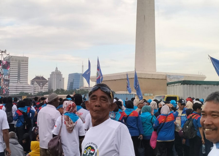 Menang Melawan Jarak: Kisah Ayuk Sulaeman (77) di Lautan Massa Monas Demi Satu Mimpi