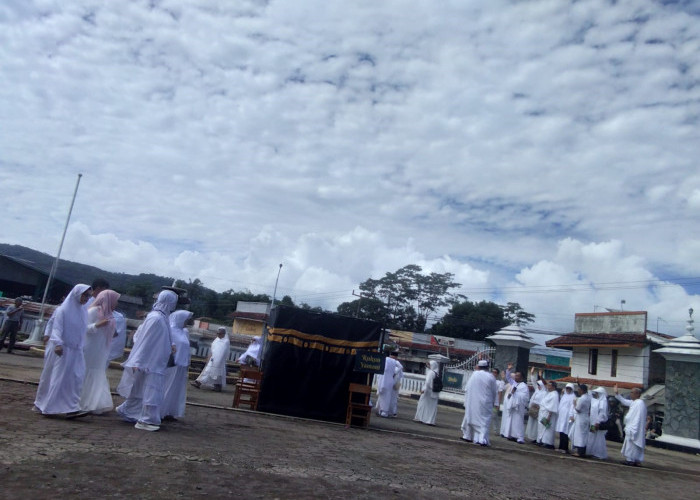 Calon Jamaah Haji Senam Kebugaran dan Manasik di Alun-alun Talaga