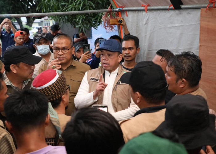 Menteri ATR Nusron Wahid Salurkan Bantuan dan Dengarkan Jeritan Warga Korban Galodo Agam