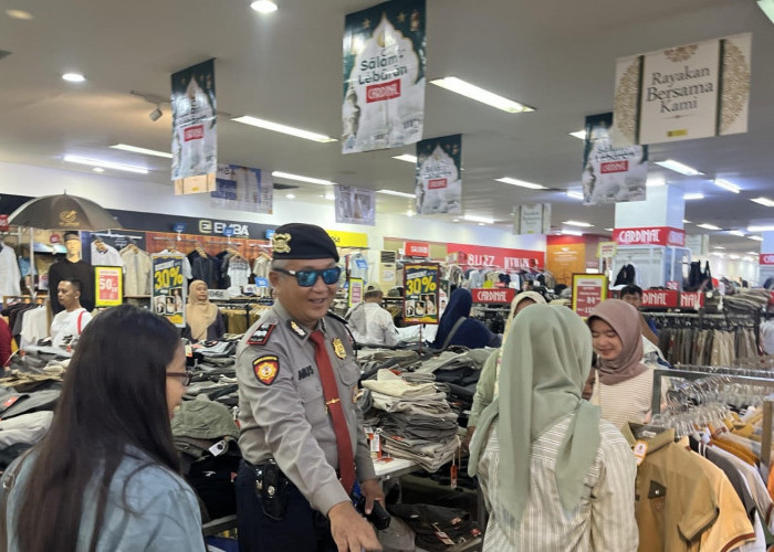 Jelang Lebaran, Polisi Jaga Keamanan Pengunjung Toserba Cigasong