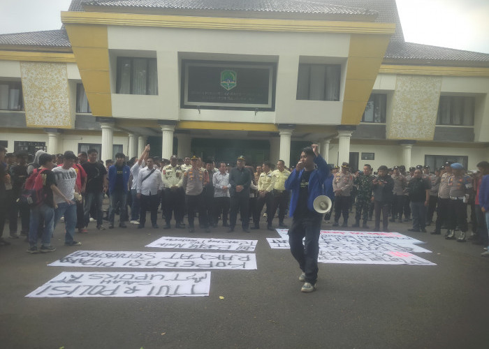 Puluhan Mahasiswa Demo di DPRD Majalengka, Sampaikan Lima Tuntutan kepada Pemerintah