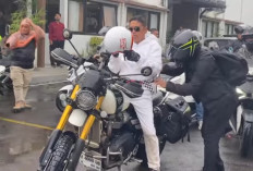 Diguyur Hujan, Dedi Mulyadi Naik Motor Tinjau Jalan Provinsi di Majalengka