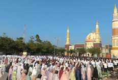 Hadapi Kemarau Panjang, Ribuan Warga Majalengka Gelar Shalat Istisqa di Alun-Alun