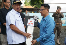 Bupati  Eman Suherman Serahkan Truk Sampah Baru