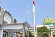 Pemdes Heuleut Kibarkan Bendera Merah Putih Setengah Tiang