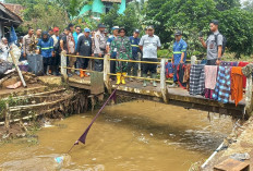 Bupati Majalengka Tinjau Lokasi Banjir: Tiang Penyangga Jembatan dan Sampah Jadi Biang Banjir 