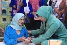 Bikin Salfok! Keramahan Ny. Woro Rendra di Bazar TNI Majalengka Curi Perhatian Publik
