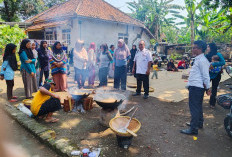 Ibu Rumah Tangga di Majalengka Belajar Produksi Tempe dalam Program Pemberdayaan PKH