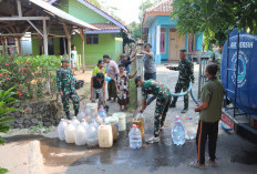 Kemarau Panjang di Kertajati, Prajurit Yonif TP 338/TM Salurkan Air Bersih untuk Warga