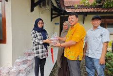 Kemendukbangga/BKKBN Jabar dan IPEKB Bagikan Daging Kurban untuk Cegah Stunting