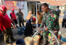 Kemarau Panjang, Warga Cijati Majalengka Dapat Bantuan Air Bersih dari TNI, Polri dan PMI