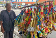 Jelang Tahun Baru 2026, Penjual Terompet Sepi Pembeli