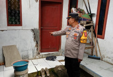 Polri Tanggap Bencana, Kapolsek Malausma Cek Retakan Rumah dan Tanah Pasca Hujan Deras