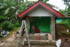 Satgas TMMD 127 Kodim Majalengka Tetap Semangat Cat Pos Kamling Saat Puasa di Sindangwangi