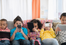 Orang Tua Wajib Tahu, Kebiasaan Ini Bisa Merusak Anak Akibat Medsos! Pemerintah Atur Pembatasan Medsos Anak 