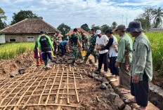 TMMD 127 Kodim Majalengka Perkuat Tanah Bekas Sawah dengan Gedeg di Sindangwangi