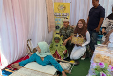 Siapa Sangka! Dandim 0617/Majalengka Ngerumpi Bareng Pengrajin Tenun Gadod,Gaya Sederhananya Bikin Warga Kagum