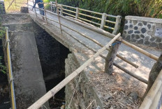 Hampir Tujuh Bulan Rusak, Jembatan Cilengke di Majalengka Belum Diperbaiki, Warga Khawatir Melintas
