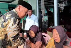 Bupati Majalengka Serahkan PKH kepada Anak Disabilitas di Desa Cicanir