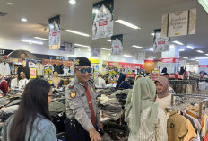 Jelang Lebaran, Polisi Jaga Keamanan Pengunjung Toserba Cigasong