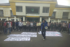 Puluhan Mahasiswa Demo di DPRD Majalengka, Sampaikan Lima Tuntutan kepada Pemerintah