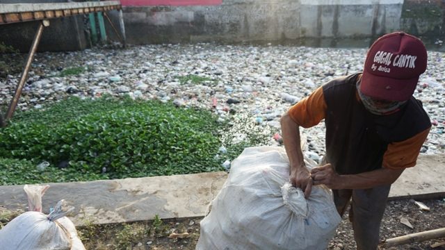 Bupati Karna Geram Banyak Sampah di Saluran Ciranca