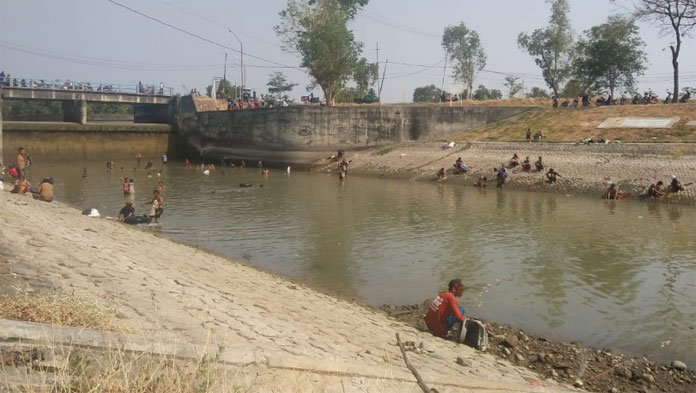 Warga Kaget Bendung Rentang Dikeringkan