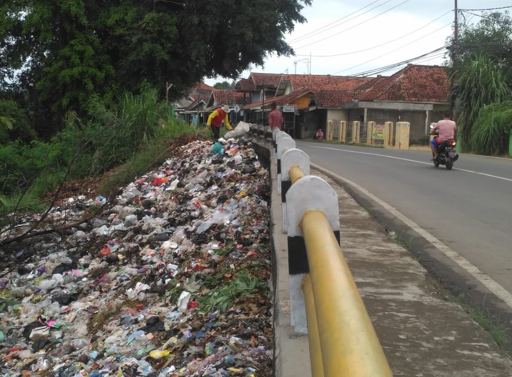 Jalur Kertajati-Jatitujuh Minim TPS, Warga Buang Sampah ke Pinggir Jalan dan Bantaran Sungai
