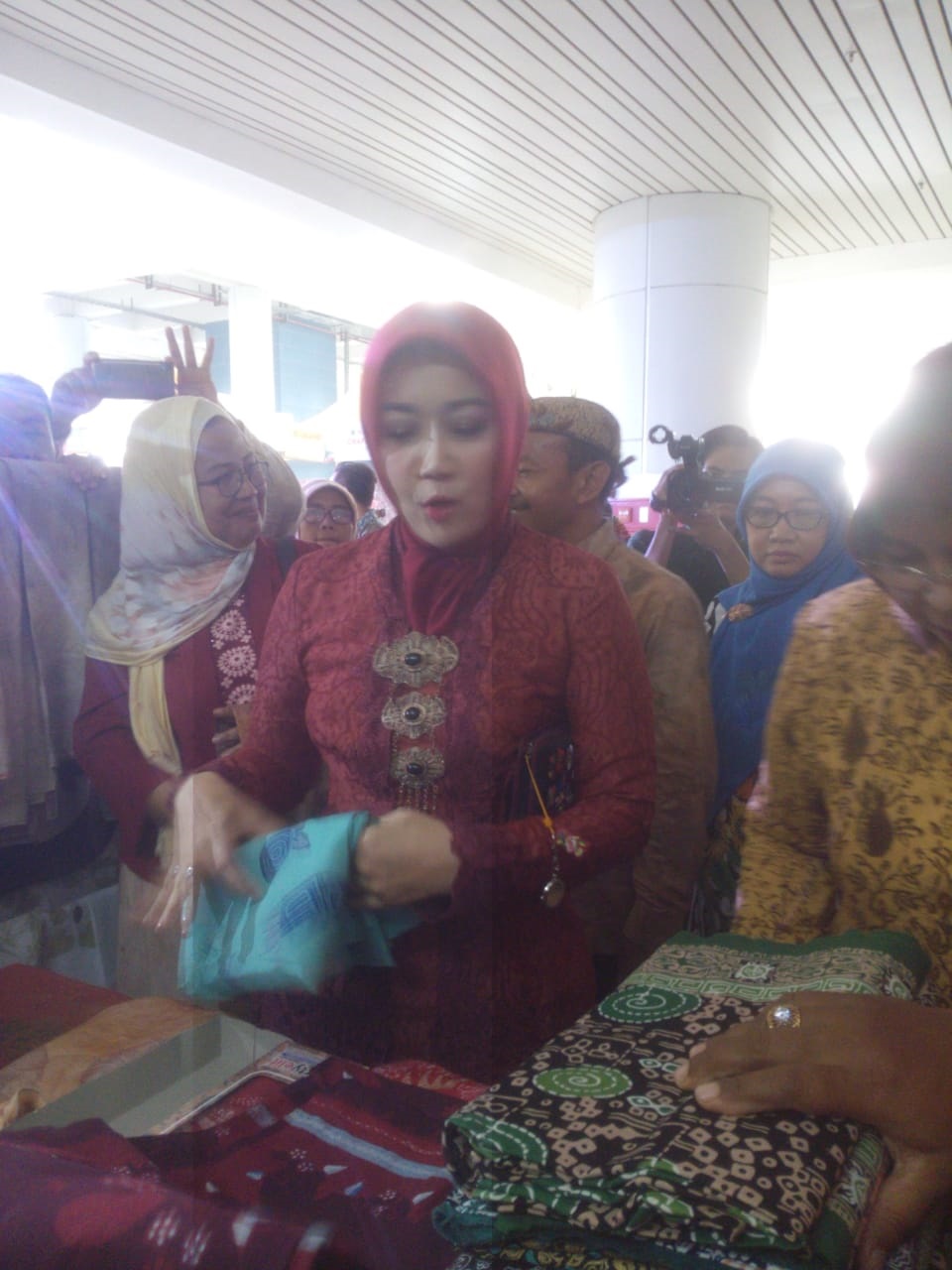 Dekranasda dan Disperindag Jabar Kenalkan Batik Majalengka di Weekend Market