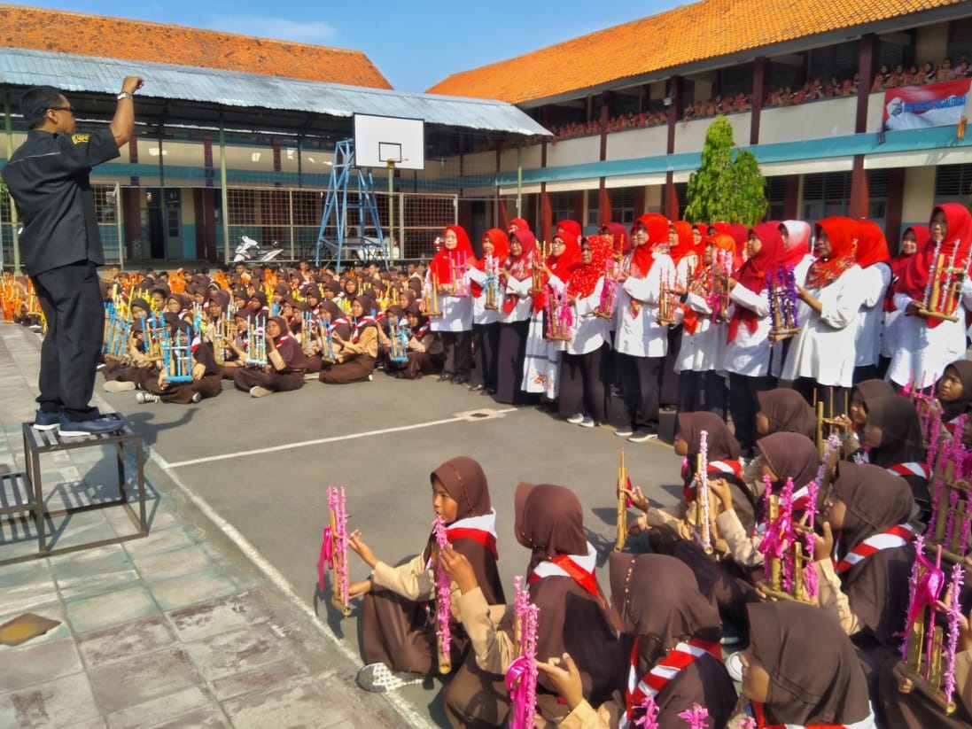 SMPN 1 Majalengka Sajikan Pertunjukan Seribu Angklung