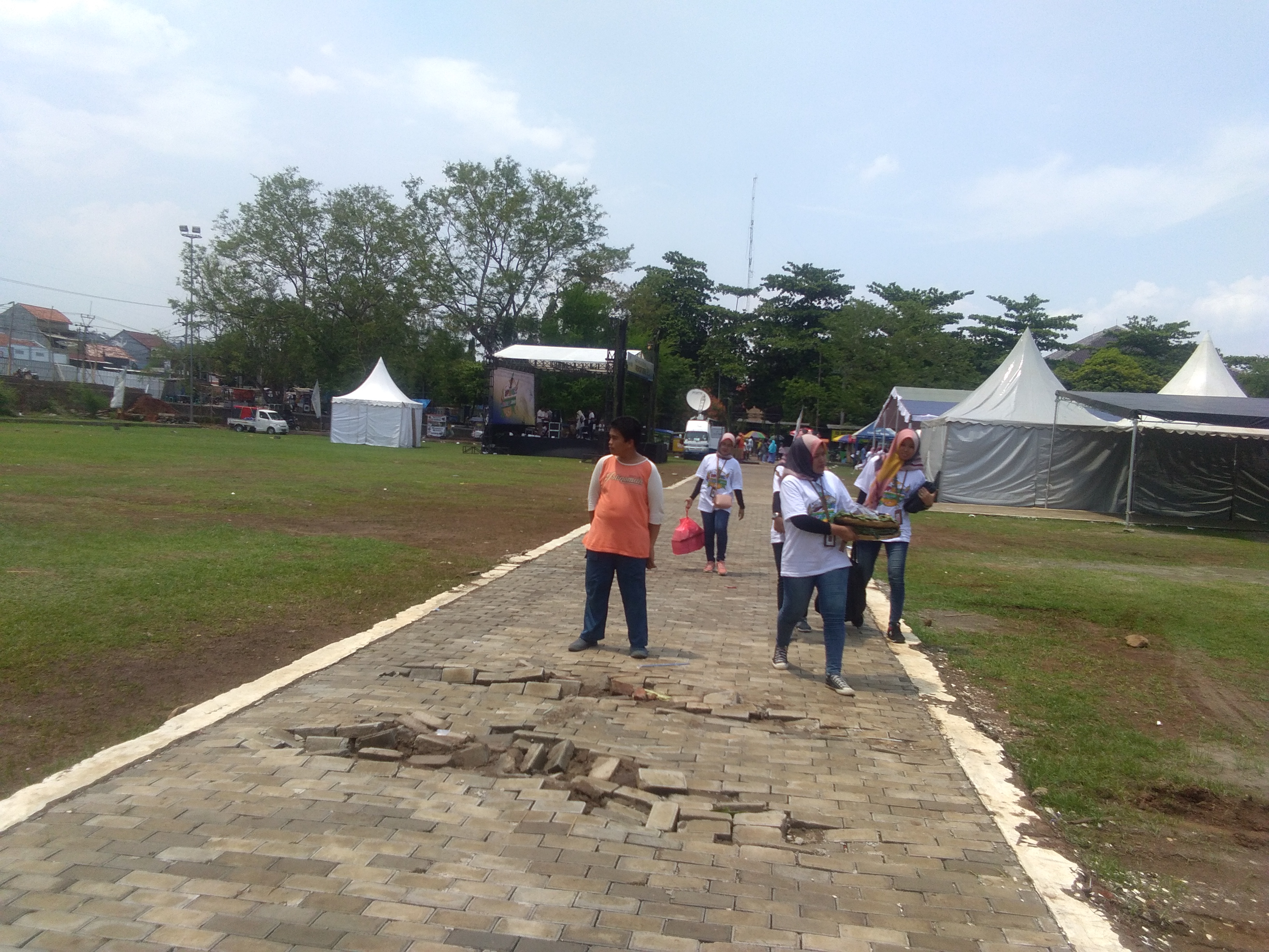 Baru Rampung, Paving Blok GGM Ambrol