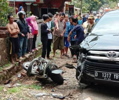 Mobil Hajar Tiga Motor, Satu Tewas