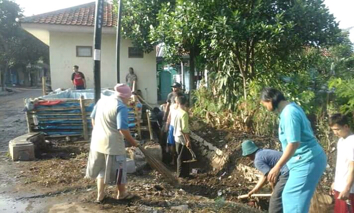 Warga Rancaputat Gotong Royong Bersihkan Saluran