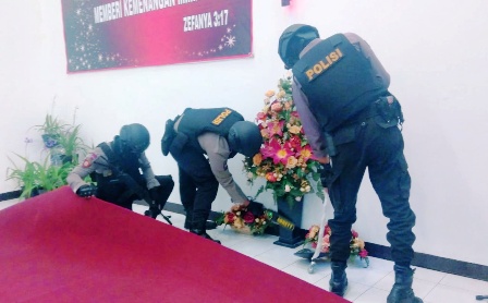 Petugas Satbhara Polres Majalengka Sterilisasi Gereja, Gunakan Metal Detector