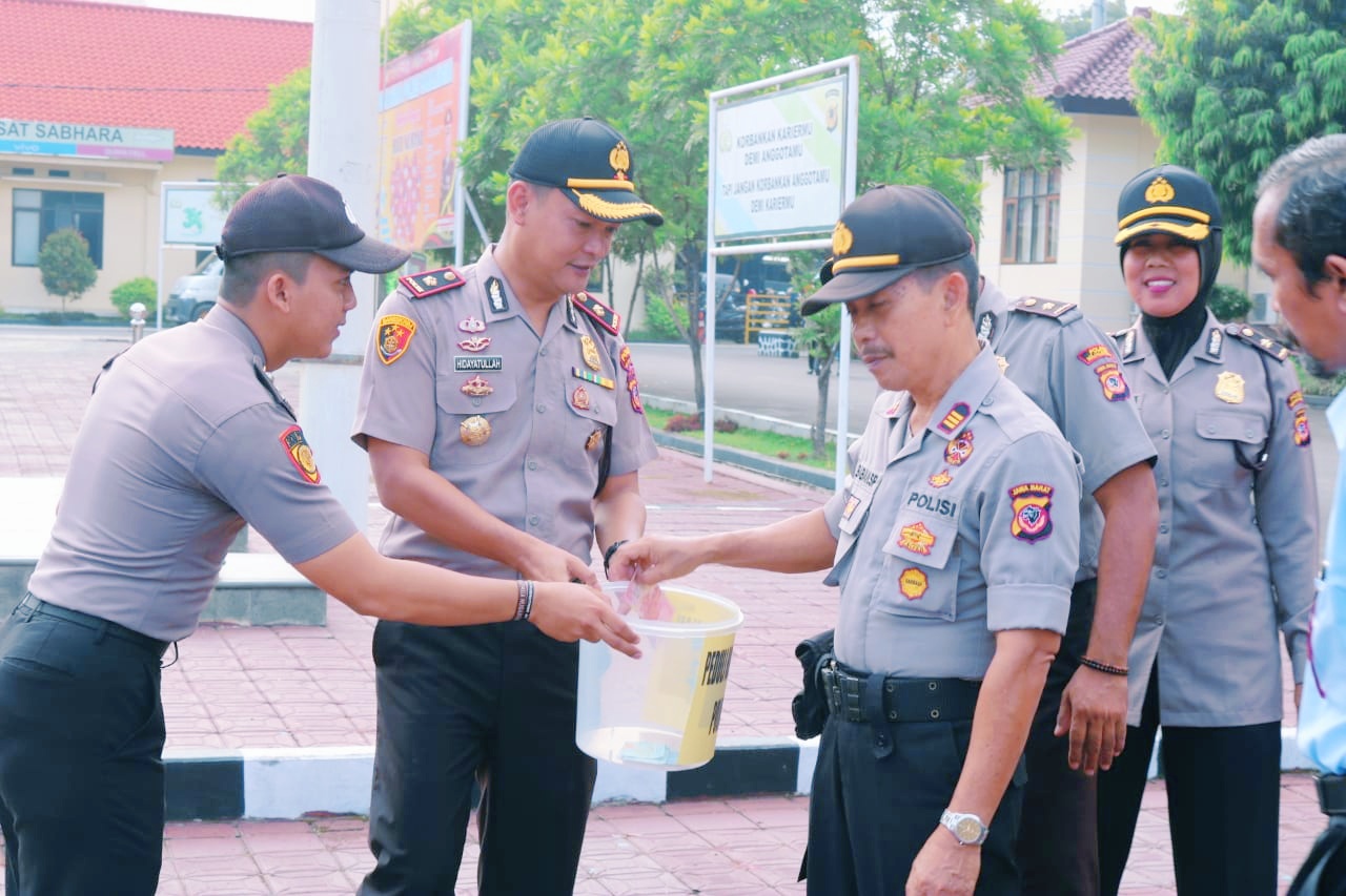 Anggota Polres Majalengka Bantu Korban Banjir