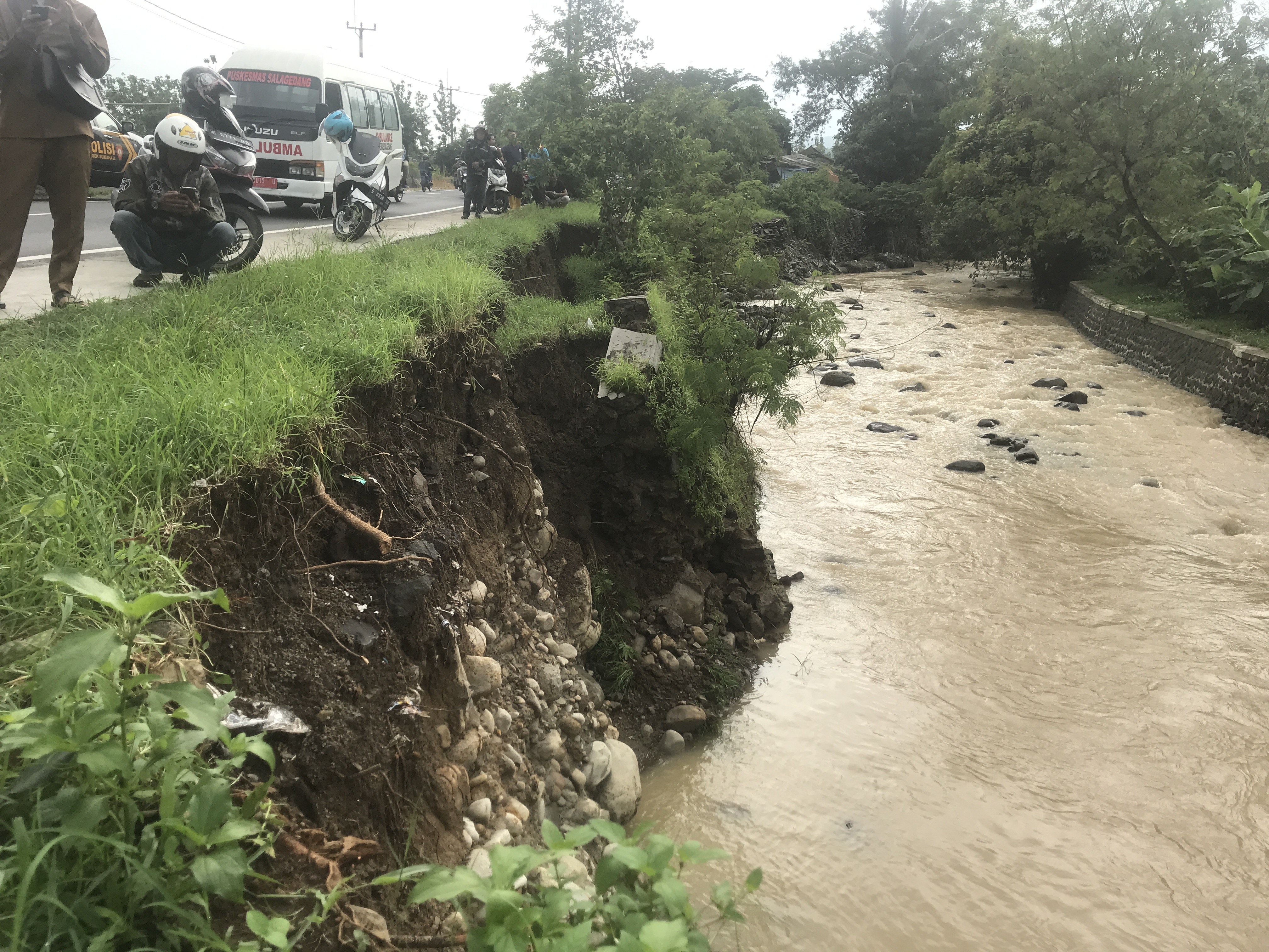 Abrasi Sungai Cijurey Ancam Jalan Provinsi