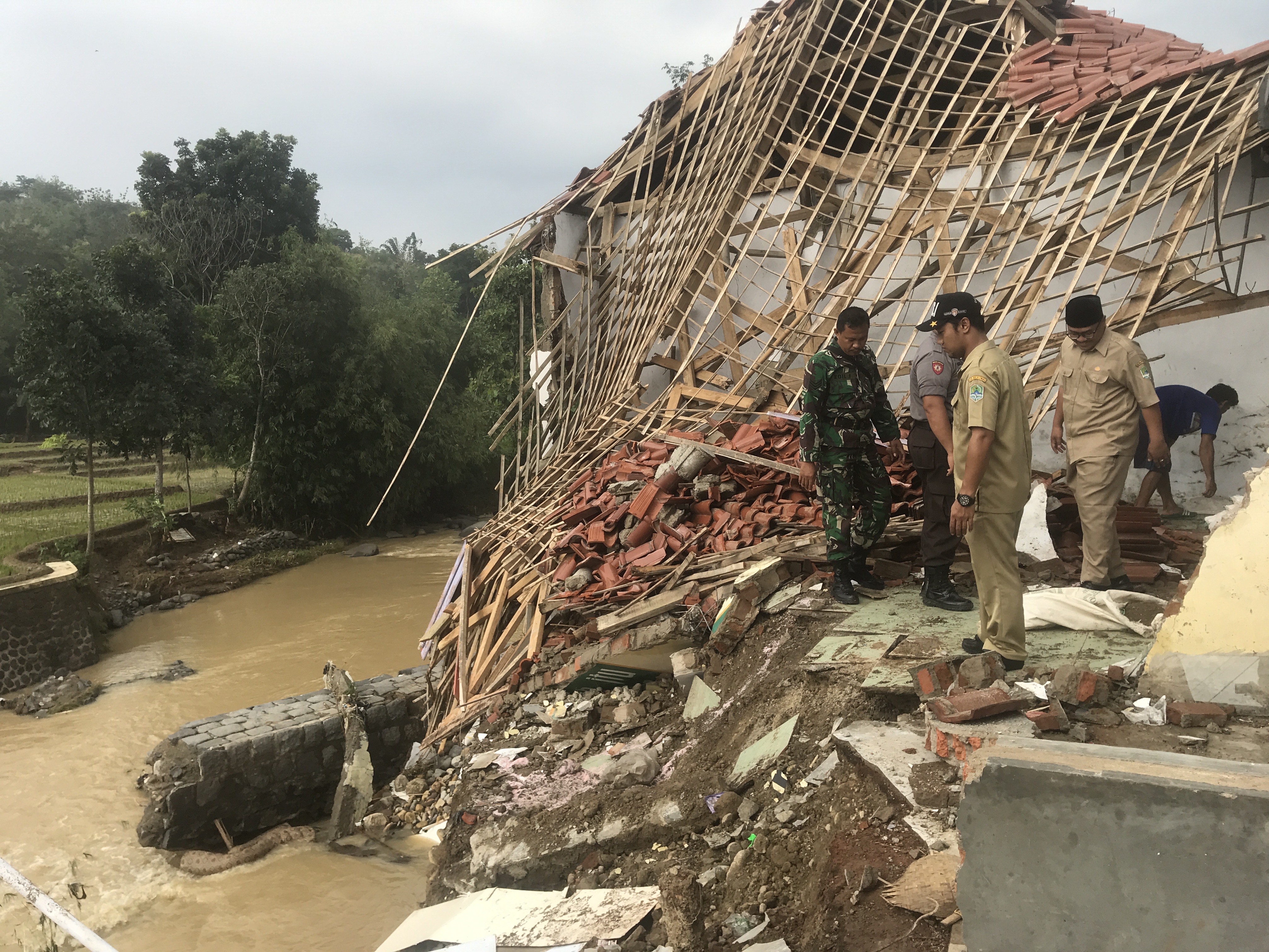 Dua Kios Terseret Arus Sungai, Polisi Minta Warga di Sekitar Sungai Cijurey Waspada